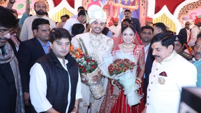  सामूहिक सम्मेलन में 22 दूल्हों के साथ निकली CM मोहन यादव के बेटे अभिमन्यु की बारात -केंद्रीय मंत्री सिंधिया समेत कई राजनेता पहुंचे 